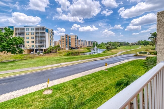 Building Photo - Updated 3 bedroom unit overlooking the Eas...