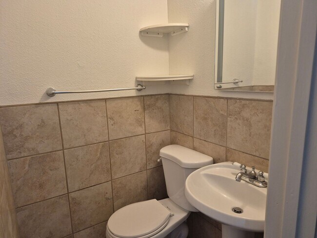 Building Photo - 4- Bedroom 1.5 bath home with over 1400sqft of living space!!