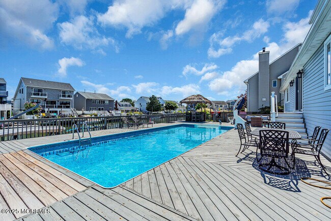 Building Photo - 1648 Center St