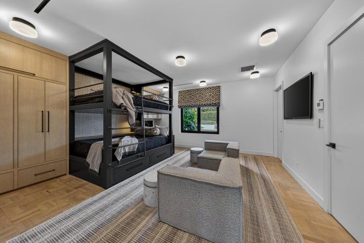 Building Photo - 420 SE 17th Ave