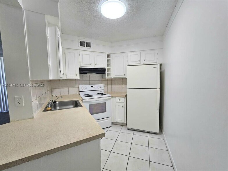 Building Photo - 210 Lake Pointe Dr