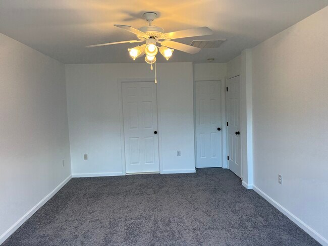 Building Photo - 43 Carlsbad Dr