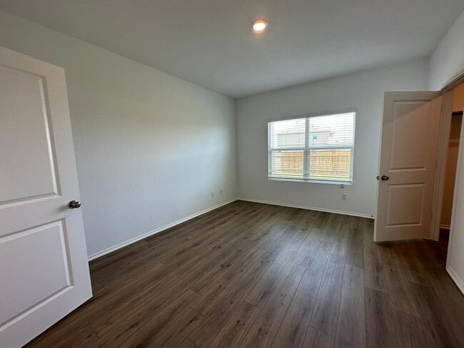 Building Photo - 425 Salt Springs Rd