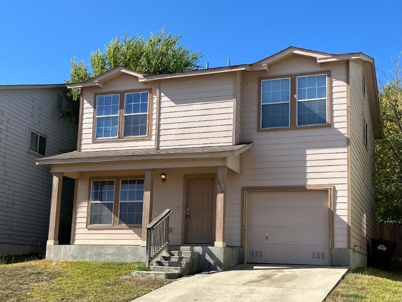 Primary Photo - 9910 Amber Ledge