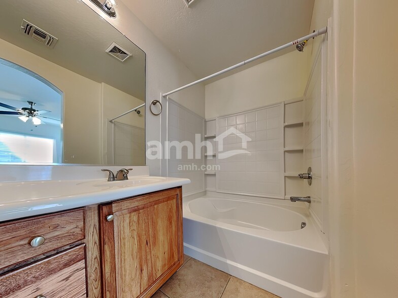 Building Photo - 4647 E Laurel Ave