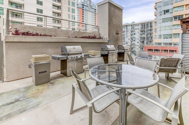 Building Photo - Condo - Heart of Downtown San Diego