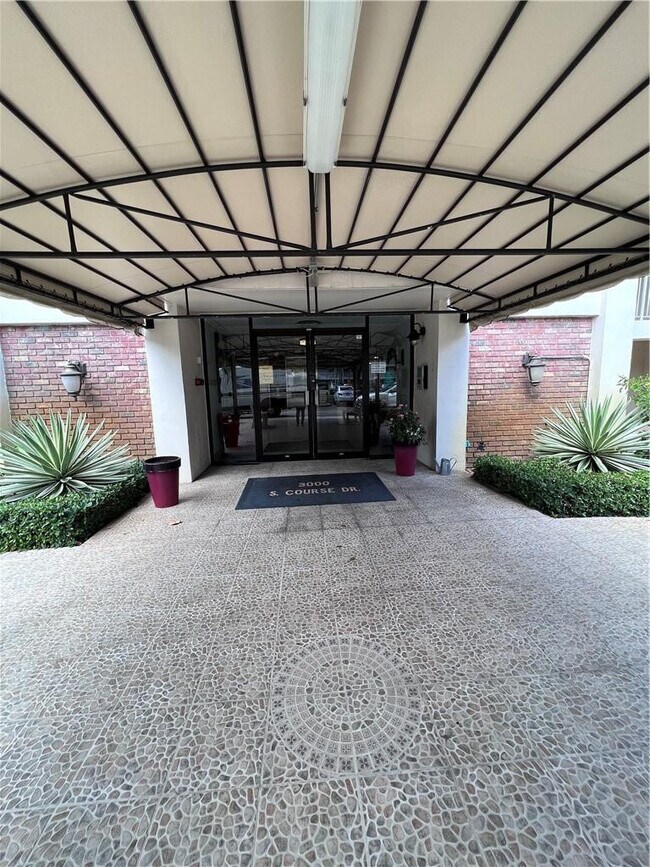 Building Photo - 3000 S Course Dr