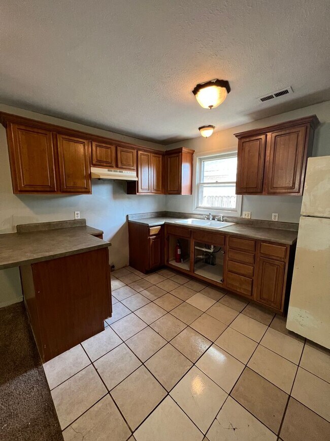 Building Photo - 705 Black Oak