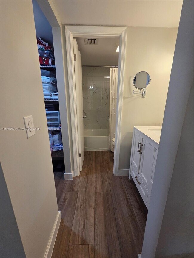 Building Photo - 9410 Poinciana Pl