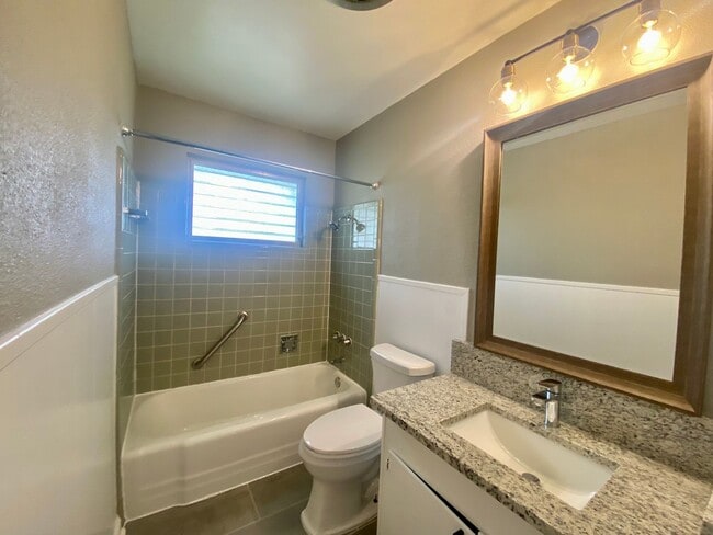 Building Photo - Adorable remodeled home 3 bedroom 2 bath i...