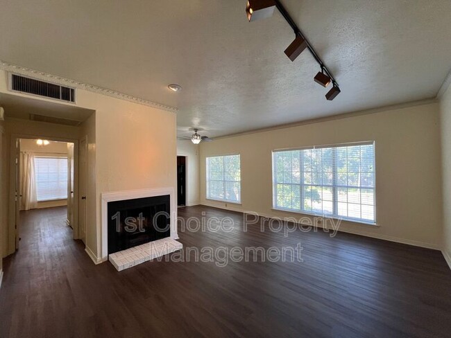 Building Photo - 4405 Bellaire Dr S