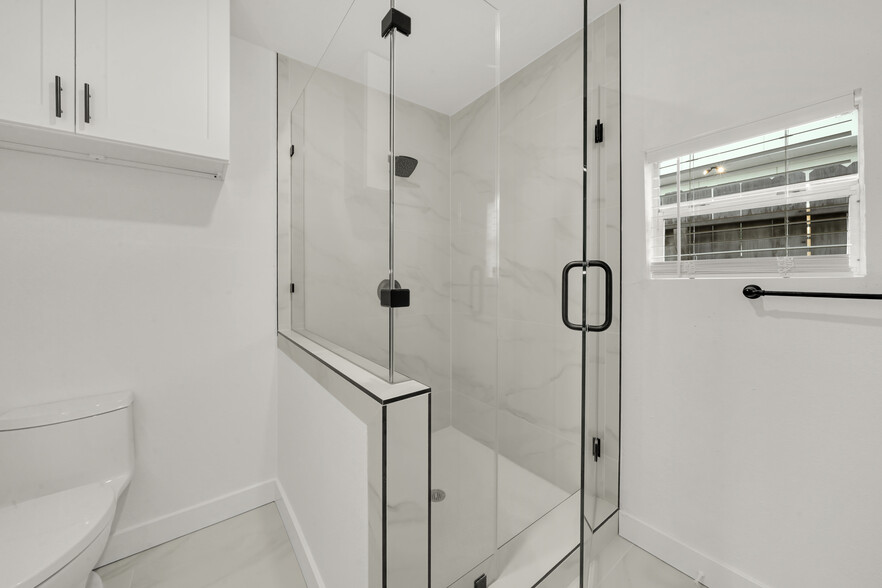 Glass Shower - 1518 Dorothy St