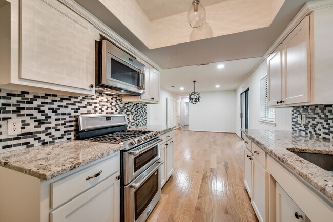 Building Photo - 611 Ray Andra Dr