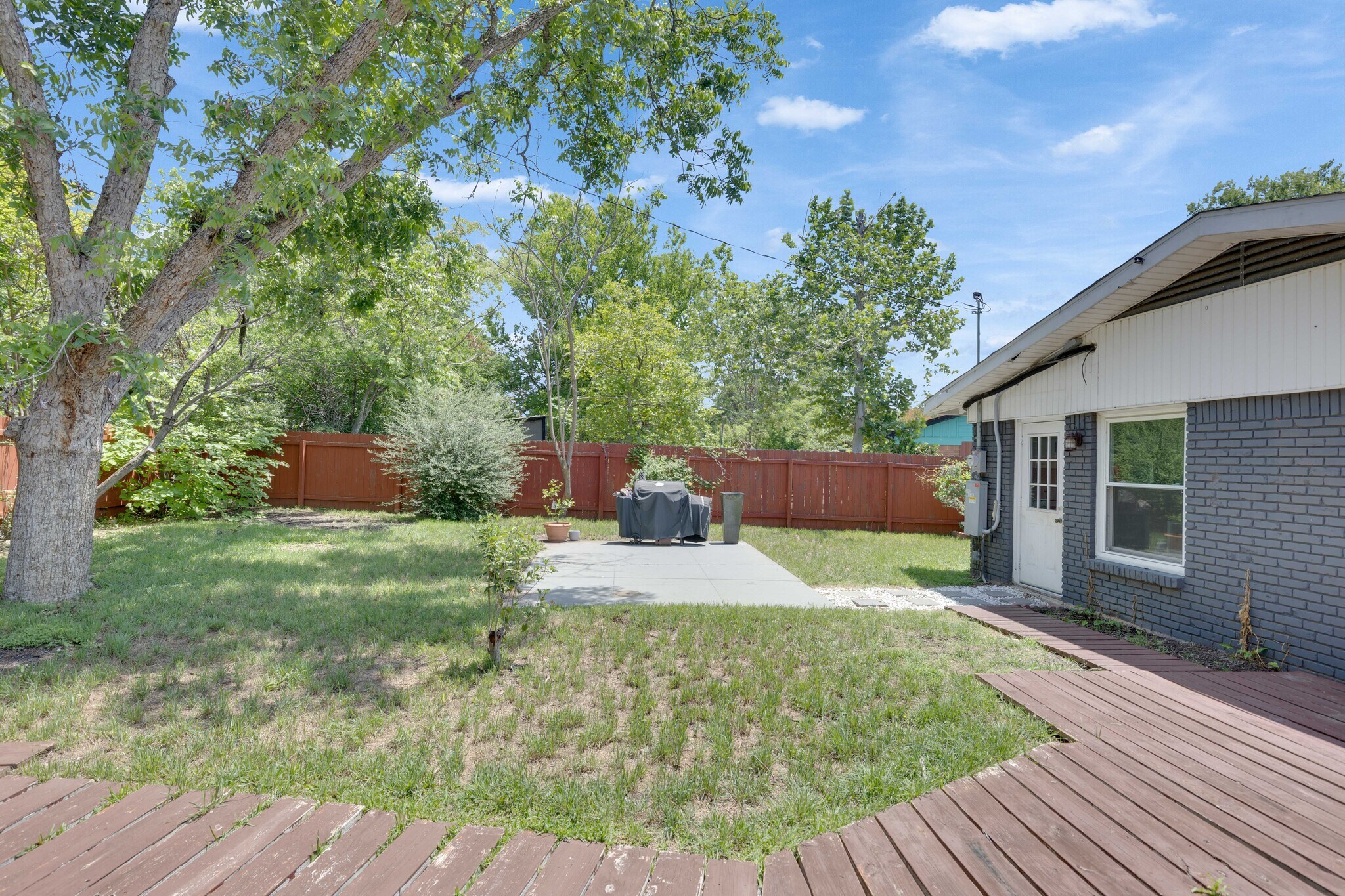 Big Backyard to spread out and play in - 2102 Bristol Dr