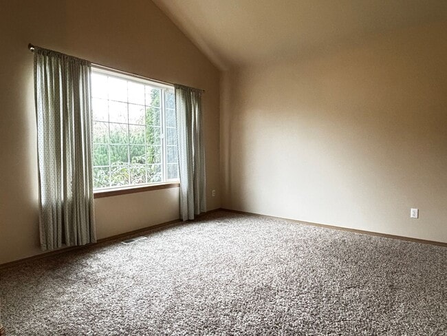 Building Photo - Spacious Spanaway Home