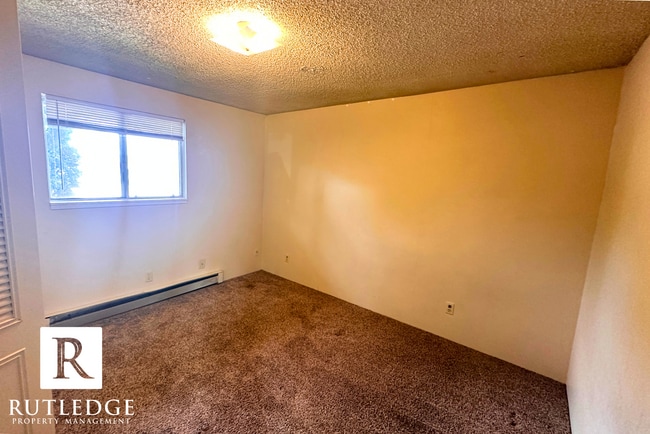 Building Photo - CHARMING SINGLE LEVEL APARTMENT IN EAST MEDFORD