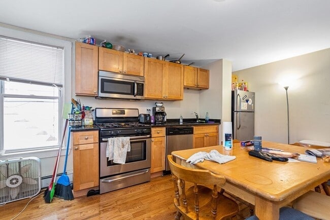 Building Photo - Mission Hill 5-Bed