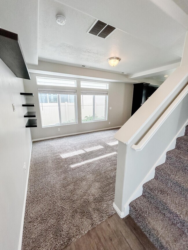 Building Photo - 707 E 380 S
