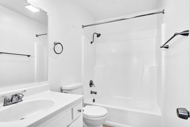 Building Photo - Great three bedroom townhome in UTC!  Avai...
