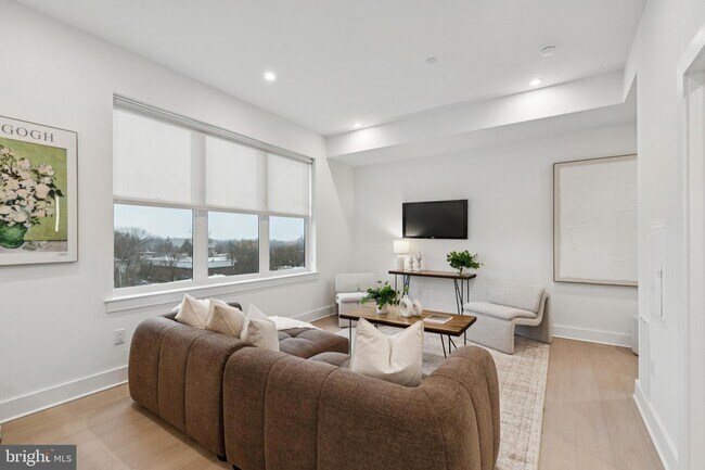 Building Photo - 30 W Allens Ln