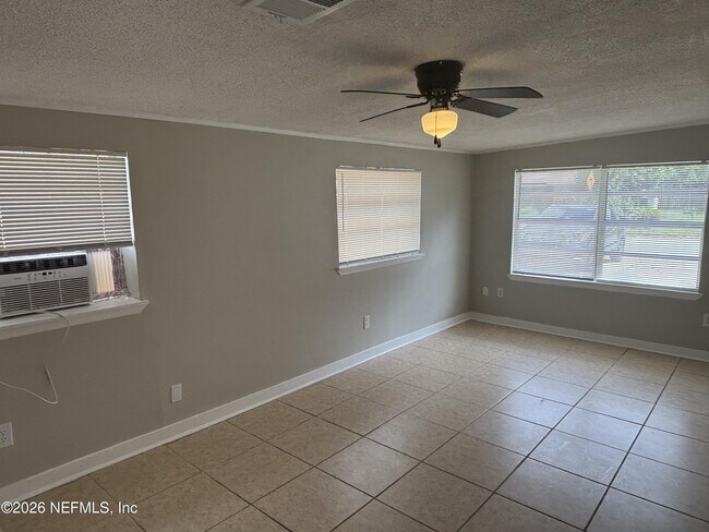 Building Photo - 2842 Tulip Cir E