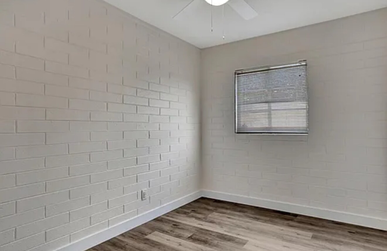 Building Photo - 2715 E Oak St