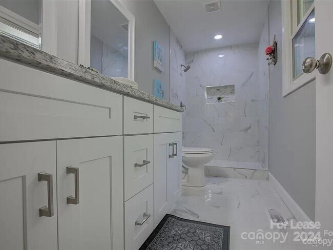 Building Photo - 1208 Fontana Ave