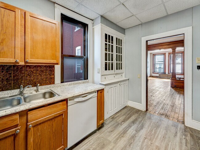 Building Photo - Large Four Bedroom In York!