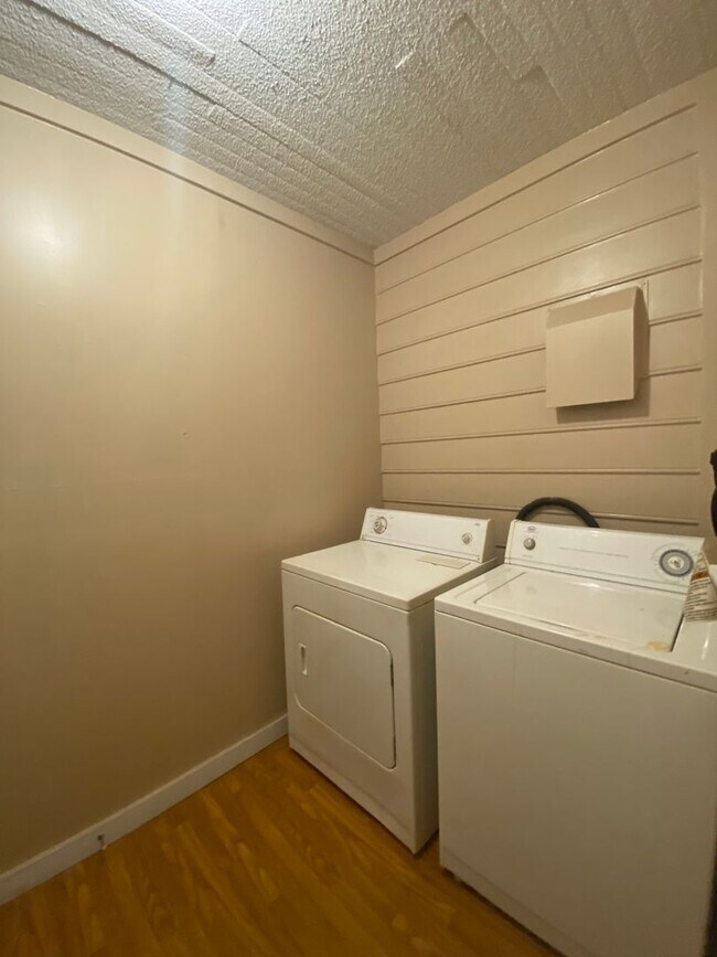 Building Photo - College- 204