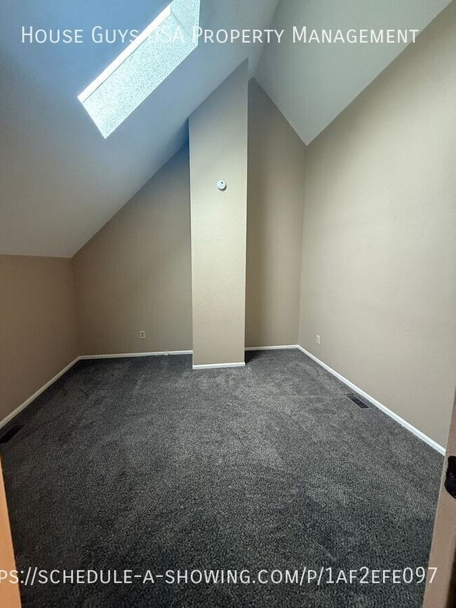 Building Photo - 710 SW 37th St Terrace