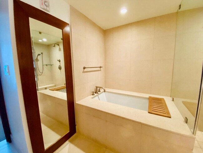 Building Photo - 6801 Collins Ave