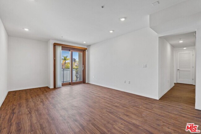 Building Photo - 5245 Santa Monica Blvd