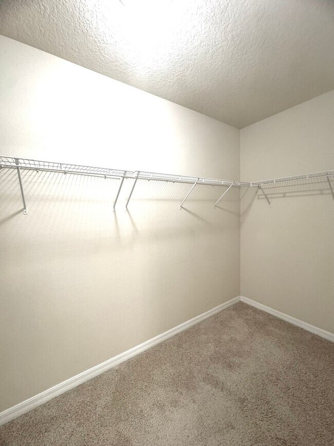 Building Photo - Large 4/3.5 Home located in Waterleigh! Do...