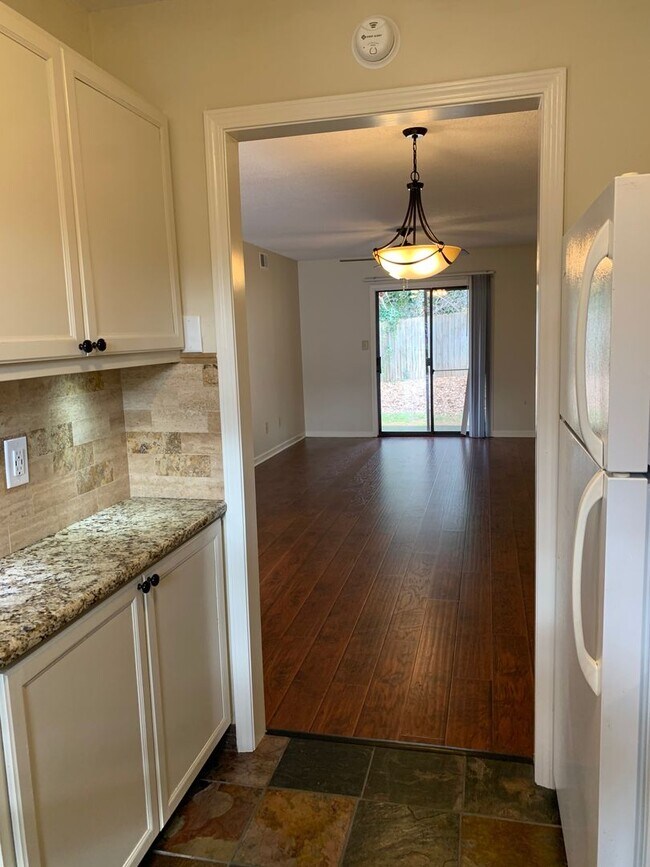 Building Photo - Winfield Chase Condo 2 BR 1 BA off Prince ...