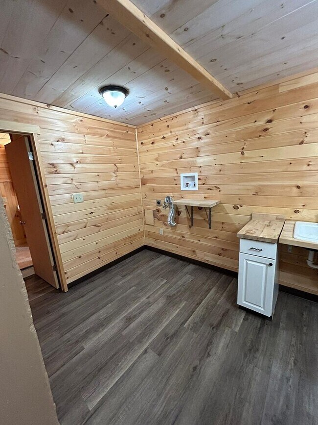 Building Photo - 480 Spruce Hollow Rd
