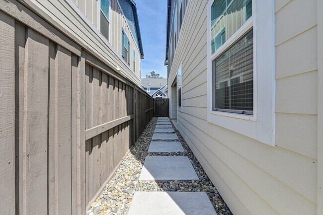 Building Photo - 6930 Peak Way