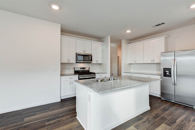 Building Photo - 25821 Hedgerow Dr
