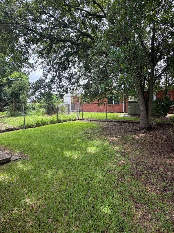Building Photo - 417 De Armas St