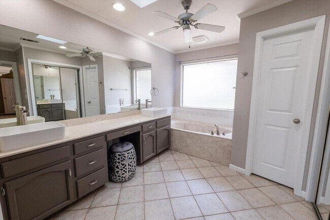 Building Photo - 300 Las Plumas Dr