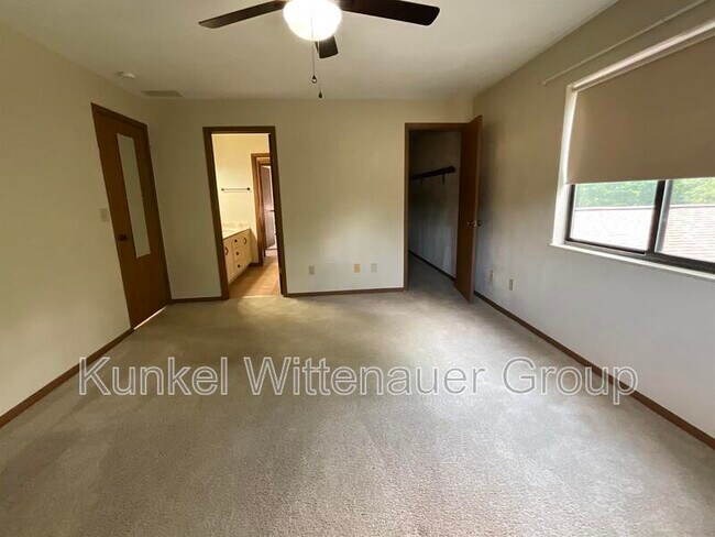 Building Photo - 222 Shoreline Dr