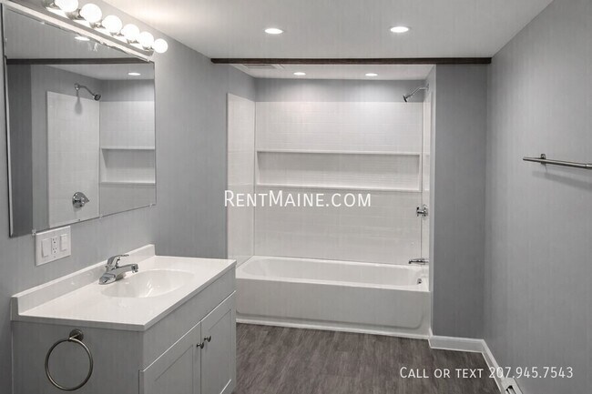 Building Photo - 492 Main St