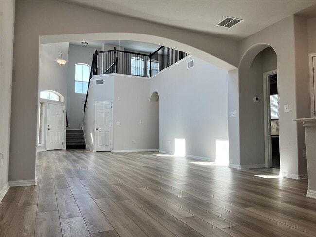 Building Photo - 136 MacArthur Dr