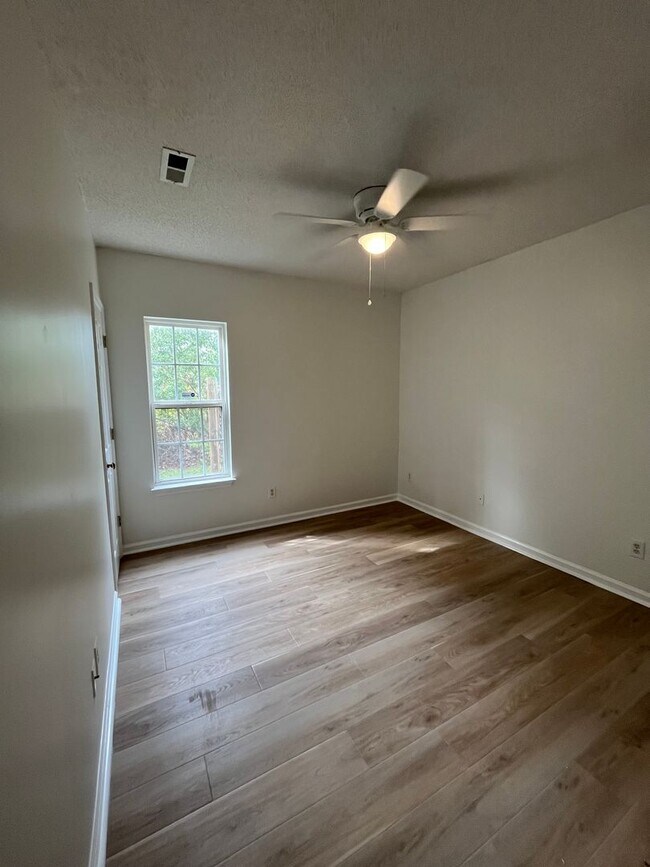 Building Photo - Discover this well-maintained 3-bedroom, 2-bath home in Carriage Hills