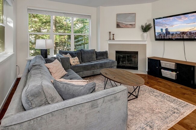 Building Photo - 3 Bed/ 2.75 Bath Townhome in Lynwood