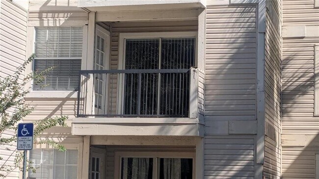 Building Photo - 1948 Lake Atriums Cir