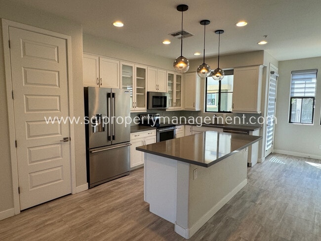 Building Photo - Luxurious Biltmore Townhome