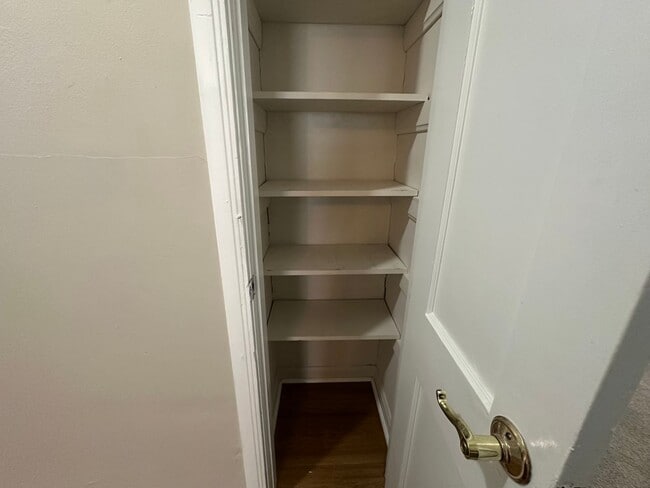 Building Photo - Cute One Level House with Eat-In Kitchen