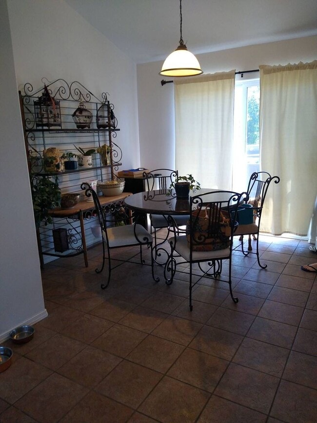 Building Photo - Lovely and spacious 5 bedroom 3 bath Post ...