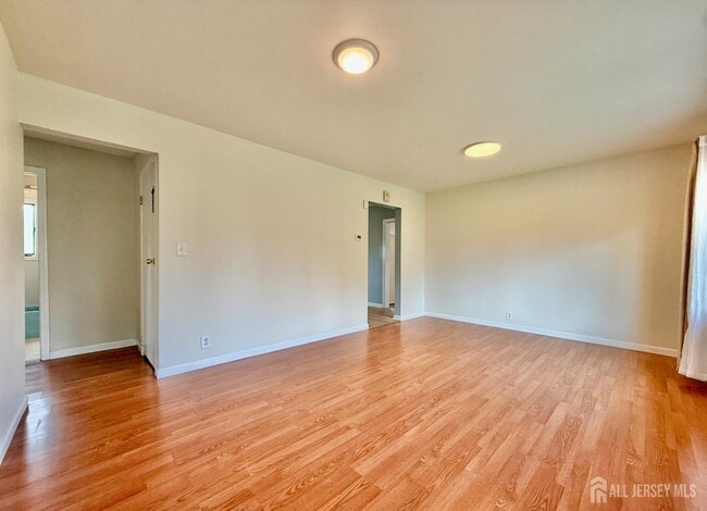 Building Photo - 33 Windsor Dr