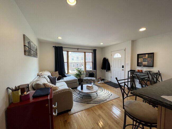 Building Photo - 241 Pine St